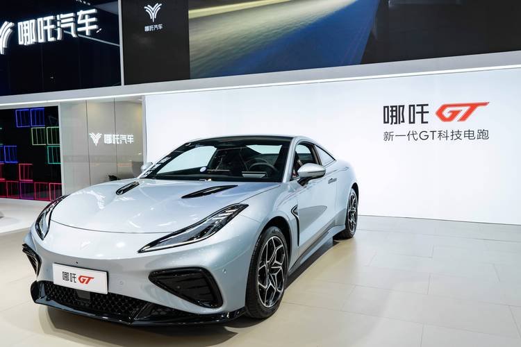 东莞273哪吒汽车在智能汽车领域的表现，领途汽车在新能源汽车市场中的影响力